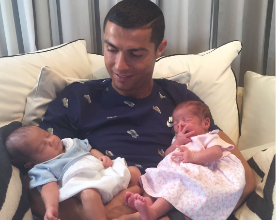 Cristiano Ronaldo recibe a sus gemelos