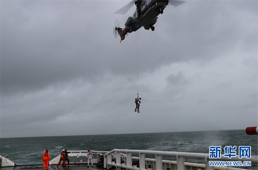 Rescatan a 49 turistas atrapados en isla inhabitada en Mar Meridional de China