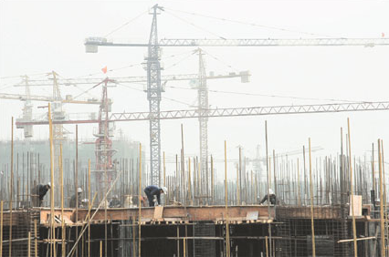 Construction workers are busy building eco-friendly structures in quake-hit areas in Sichuan Province.