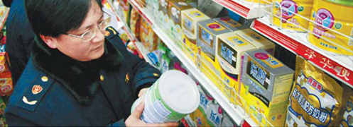 Industry inspectors in Chaohu city of Anhui Province examine milk powder in a supermarket on Friday.The central government sent eight inspection work teams to 16 provinces nationwide to prevent melamine-tainted milk powder from resurfacing.[China Daily] 