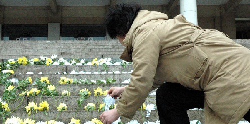 Beijing: Tsinghua University students and teachers gather to mourn for the quake victims in Yushu prefecture of China’s Northwest Qinghai province on April 21, 2010. 