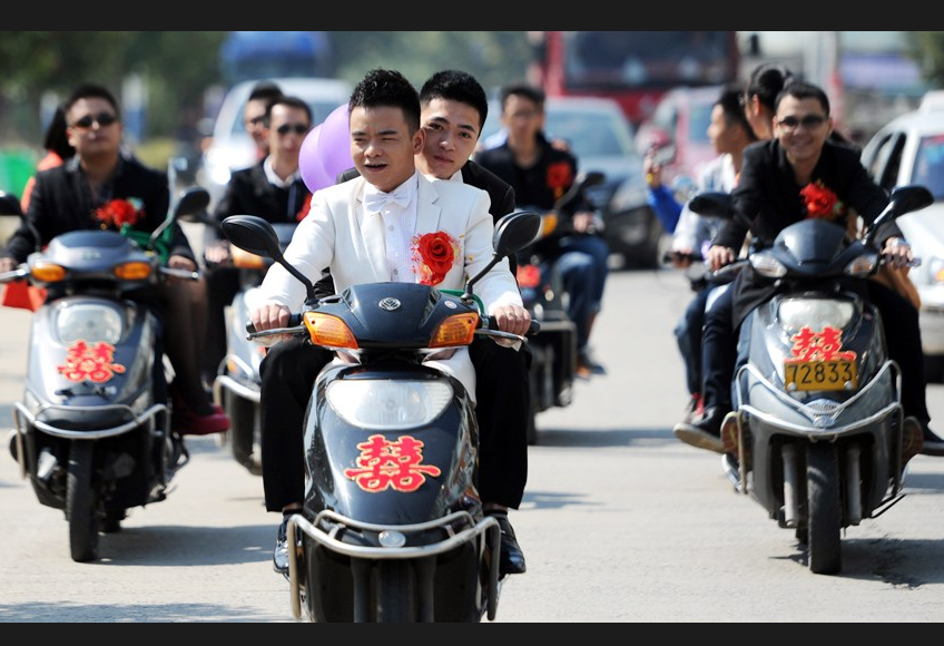 During the National Day holidays, 24-year-old Lu Zhong and his gay partner 20-year-old Liu Wanqiang held a public wedding ceremony in their hometown of Ningde, Fujian province. The couple met and fell in love 2 years ago and their engagement in Dongguan caused a big stir throughout China.