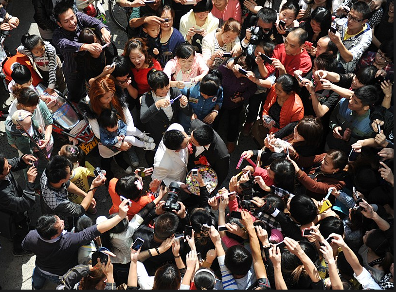 During the National Day holidays, 24-year-old Lu Zhong and his gay partner 20-year-old Liu Wanqiang held a public wedding ceremony in their hometown of Ningde, Fujian province. The couple met and fell in love 2 years ago and their engagement in Dongguan caused a big stir throughout China.