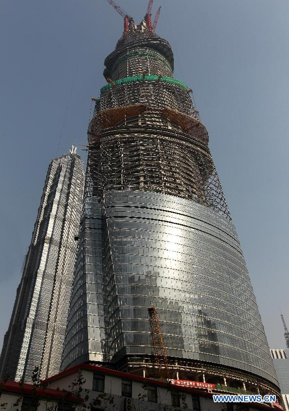 Photo taken on Dec. 8, 2012 shows the Shanghai Tower (R), a skyscraper under construction, and the neighbouring Jin Mao Tower in Pudong, east China's Shanghai Municipality. The Shanghai Tower is expected to reach 632 meters in height and start service in 2015.[Photo/Xinhua]