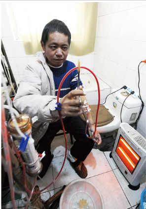 Three times a week, Hu Songwen sits on a small toilet in his home in a rural east China town and fires up his homemade dialysis machine.