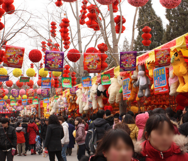 Third, temple fairs diversify.[File photo]