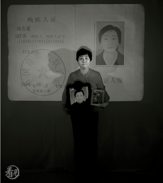 Yang Zhixia, 55, is a former mall-employee. Nine people in her family caught SARS. Only she and her sister-in-law lived to tell the tale. Yang still suffers from a dozen illnesses – among which shoulder necrosis and pulmonary fibrosis, typical SARS sequelae. During the past 10 years, her son finished college and got married. A transient smile appears on Yang’s face when talking about her one-year-old grandson. 