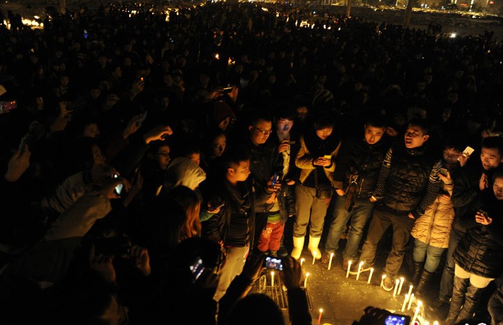 Changchun's citizens hold candle vigil in front of the missing baby's home, March 5, 2013. [Photo/Chinanews.com]