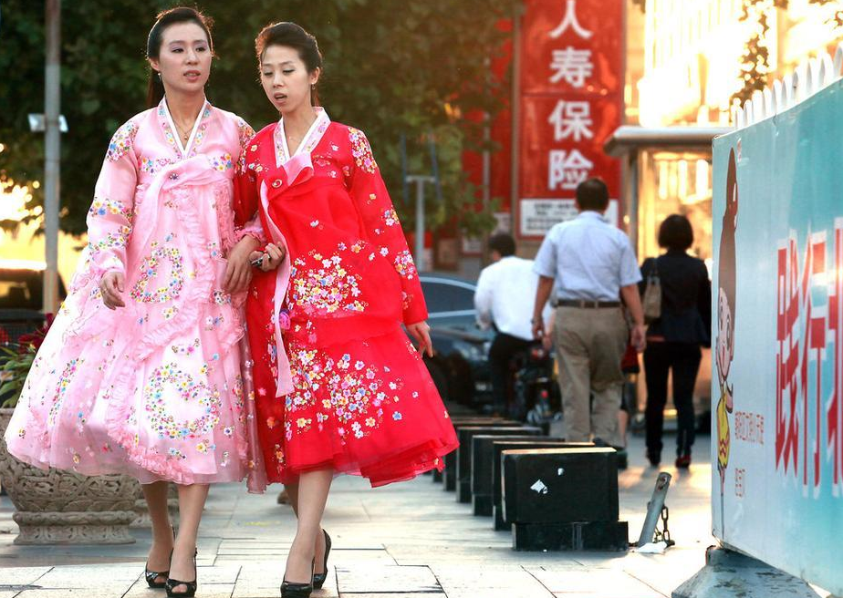 North Korean waitresses at a restaurant near the North Korean Embassy in Beijing, on Sept. 18, 2012.[Photo/Sina]