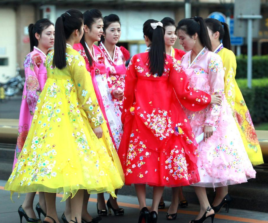  North Korean waitresses at a restaurant near the North Korean Embassy in Beijing, on Sept. 18, 2012.[Photo/Sina]