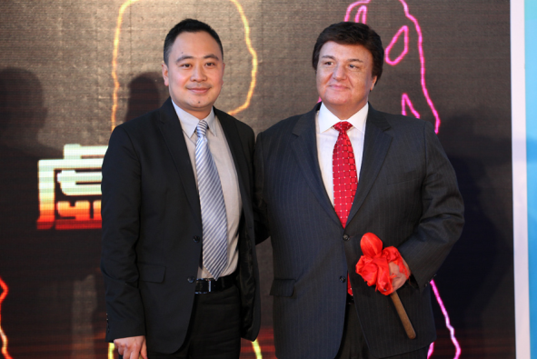 Marc Ganis, President and co-founder of Jiaflix, and Liang Longfei (L), Vice President of China Movie Channel's official movie website M1905.com, launched 'Transformers 4 Chinese Actors Talent Search' at a press conference held during the 3rd Beijing International Film Festival, April18, 2013. [China.org.cn]