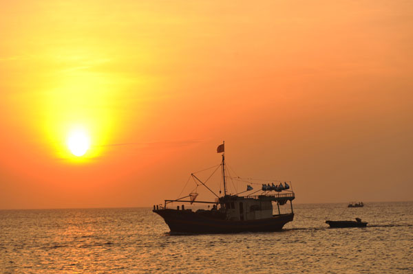 A fishing vessel returns to Tanmen Harbor to be moored as a fishing ban starts in Qionghai, Hainan province, on May 16, 2013. [Photo/Asianewsphoto]