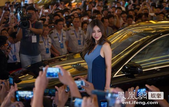 Liu Yan, the famous hostess, presents a car at the 2013 China Hainan International Automotive Exhibition in Haikou, capital of South China's Hainan province, July 18 2013. The four-day exhibition closed on July 21, attracting 100 automobile manufacturers. [Photo / Xinhua]