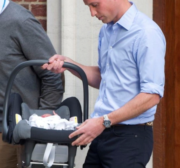 Prince William and his wife Kate gave the world its first glimpse of their new baby Tuesday when they left hospital with the boy who is third in line to the British throne.[Photo/Sina.com]