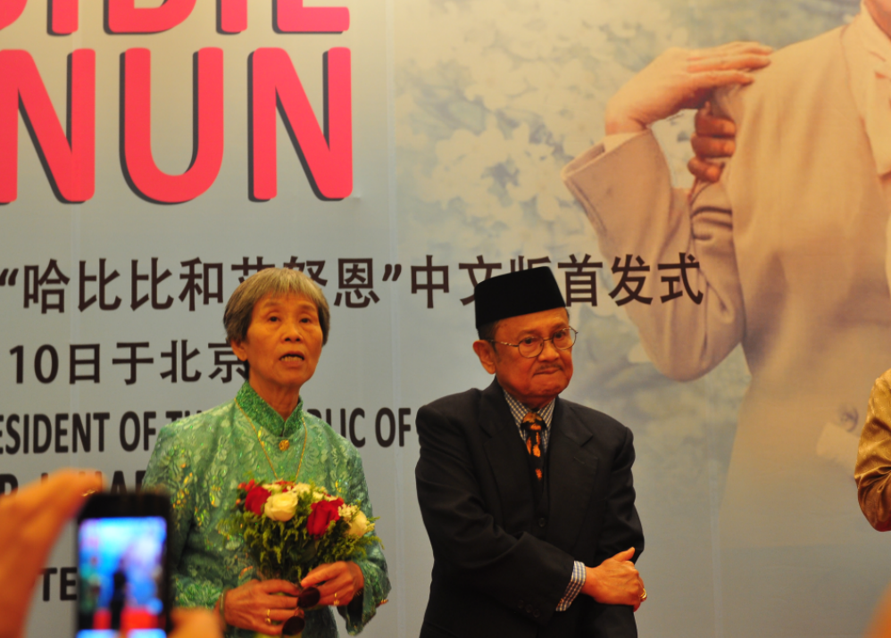 The author, former president of Indonesia B.J. Habibie (right) and the translator Prof. Deng Junbing [left]