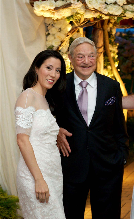 George Soros and his new bride Tamiko Bolton pose after their wedding in Bedford, New York, on Saturday. The 83-year old billionaire investor married health care and education consultant Bolton in a small ceremony at his Bedford estate. [Shanghai Daily via agencies]