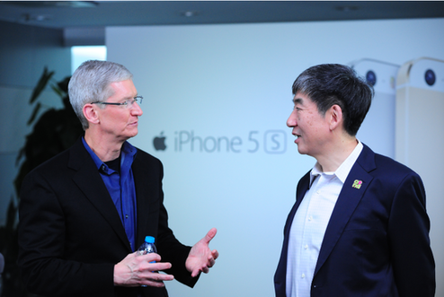 Apple Inc CEO Tim Cook (left) met Xi Guohua, China Mobile Ltd chairman in Beijing on Wednesday. [163.com] 