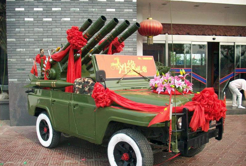 Chinese jeep available for rent for marriage fireworks.[Photo/163.com]