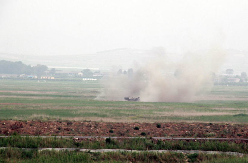 Q-5 attackers fire rocket shells on ground targets. [ Photo by Xue Xiaoling and Shi Qichao / kj.81.cn] 