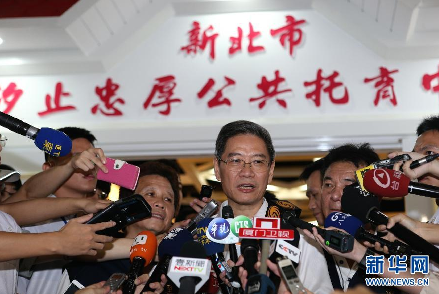 On Thursday morning, Zhang visited a community in Xizhi District of New Taipei City, talking with locals and mainlanders who married Taiwanese people.[Photo/Xinhua] 