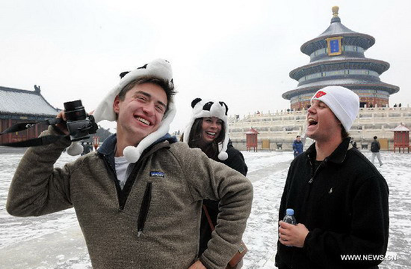 Foreigners pose for photo in front of the Hall of Prayer for Good Harvests in the Temple of Heaven in Beijing Feb 5, 2013. [Photo/Xinhua] 