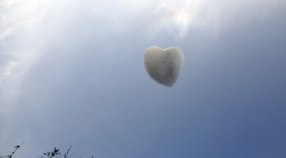 A heart-shaped 'cloud' flies in bright sky in Zhengzhou city, Central China's Henan province, August 16, 2015. 