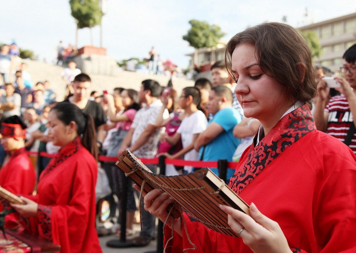 The participants read classical Chinese texts during a traditional Chinese prayer ceremony in Xi'an, capital city of northwest China's Shaanxi Province on September 5, 2015.[Photo/Youth.cn]