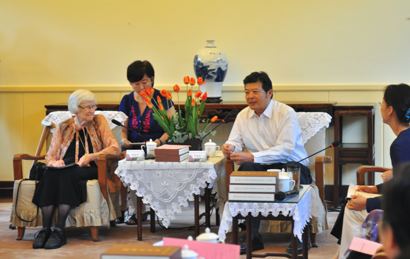 Qi Mingqiu, executive chairman of China Soong Ching Ling Foundation, spoke with Helen Young, wife of Richard Ming Tong Young and close friend of Madame Soong Ching Ling, during the symposium on Sept. 10, 2015. (Photo by Guo Yiming/China.org.cn)