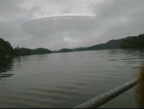 UFO-shaped clouds appear over mountains in Sichuan