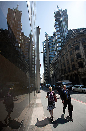 Pedestrians walk near the Lloyd's of London building in the UK capital. Ping An Life Insurance (Group) Co of China Ltd bought the building in 2013. [Photo/China Daily] 