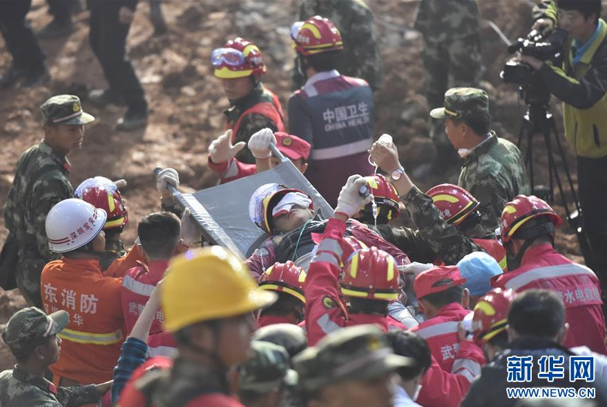 One man was pulled out alive early Wednesday morning more than 60 hours after a landslide in the southern city of Shenzhen, south China's Guangdong Province, Dec. 23, 2015. The survivor was conscious, but his leg got injured. [Photo/Xinhua]