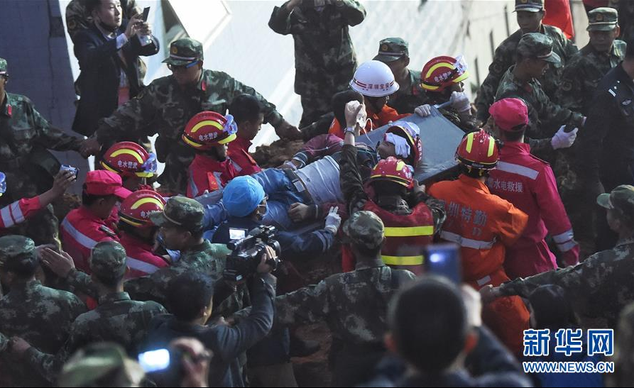 One man was pulled out alive early Wednesday morning more than 60 hours after a landslide in the southern city of Shenzhen, south China's Guangdong Province, Dec. 23, 2015. The survivor was conscious, but his leg got injured. [Photo/Xinhua]