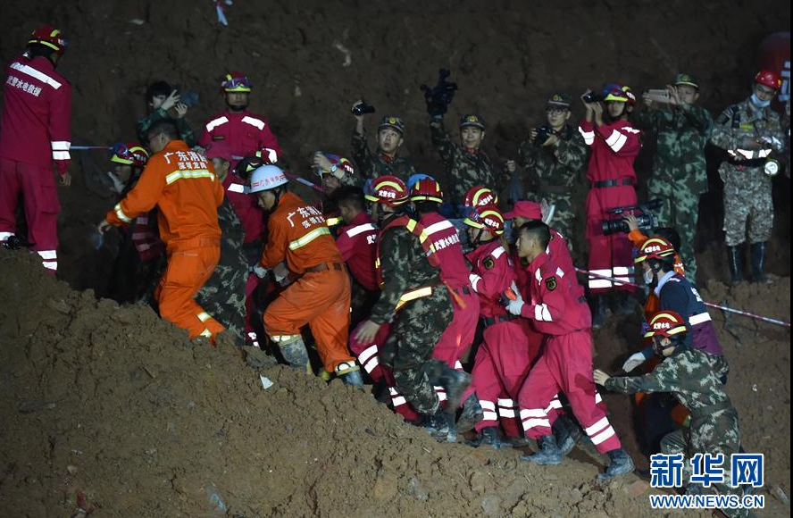 One man was pulled out alive early Wednesday morning more than 60 hours after a landslide in the southern city of Shenzhen, south China's Guangdong Province, Dec. 23, 2015. The survivor was conscious, but his leg got injured.[Photo/Xinhua]