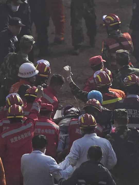 One man was pulled out alive early Wednesday morning more than 60 hours after a landslide in the southern city of Shenzhen, south China's Guangdong Province, Dec. 23, 2015. The survivor was conscious, but his leg got injured. [Photo/Xinhua]