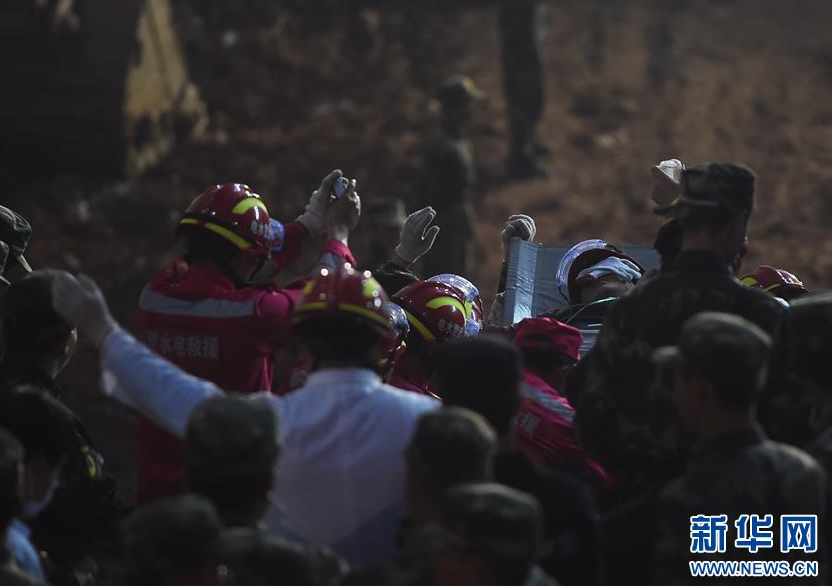 One man was pulled out alive early Wednesday morning more than 60 hours after a landslide in the southern city of Shenzhen, south China's Guangdong Province, Dec. 23, 2015. The survivor was conscious, but his leg got injured. [Photo/Xinhua]