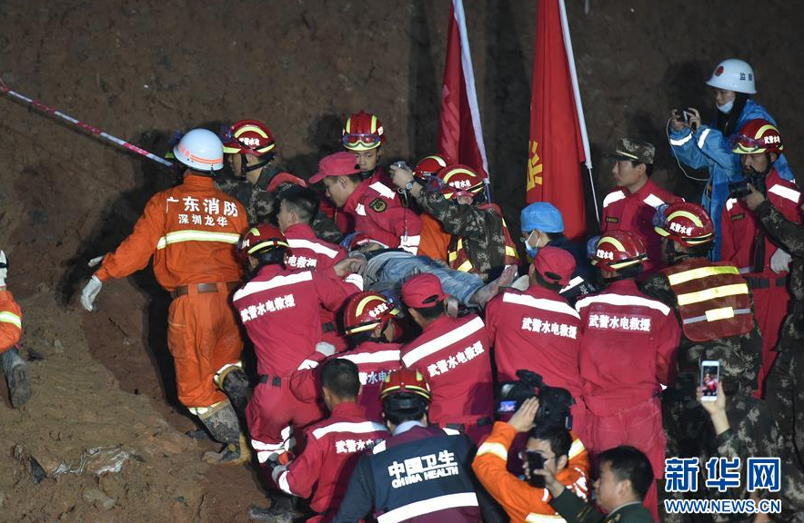 One man was pulled out alive early Wednesday morning more than 60 hours after a landslide in the southern city of Shenzhen, south China's Guangdong Province, Dec. 23, 2015. The survivor was conscious, but his leg got injured. [Photo/Xinhua]