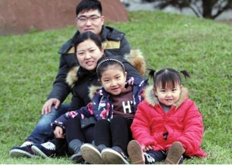  Chinese couple takes their two daughters to play in a park in Linfen City of north China’s Shanxi Province on Dec. 10, 2015. [File photo by Xinhua News Agency]
