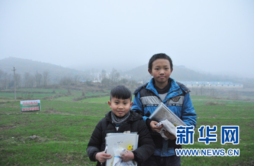 Wang Jianhao and his younger brother [Xinhua] 