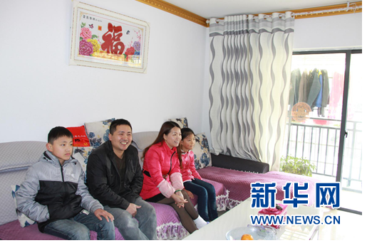 Wu Shunbiao and his family [Xinhua] 