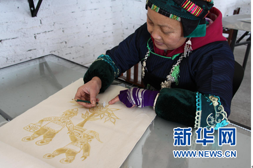 Pan Xiuying makes a batik painting. [Xinhua] 