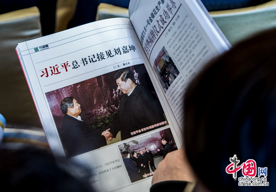 Liu Jiakun shows this picture to journalists, where Chinese President Xi Jinping shook hands with him and spoke highly of his achievements in rural poverty alleviation. [chinagate.cn by Zheng Liang]