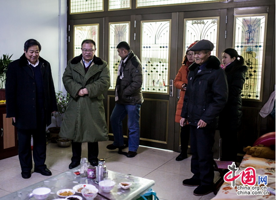 Liu Jiakun, the Party Committee Secretary of Jiu Jianpeng Village, pays a visit on locals who have just enjoyed a midday meal. [chinagate.cn by Zheng Liang]