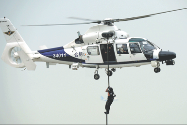 Members of a SWAT team rehearse landing from a AC312 police helicopter during an aviation exhibition in Tianjin last year. [Photo by Liu Yang/China Daily]