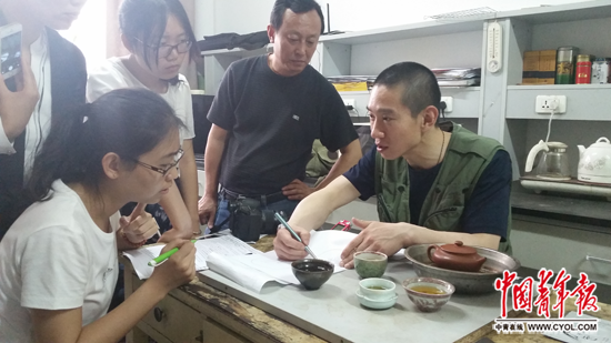 Han Chunyu (sitting) introduces his scientific finding to journalists from China Youth Daily. [Photo/Weibo] 