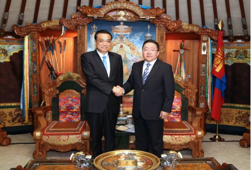 Chinese Premier Li Keqiang (L) meets with Mongolian President Tsakhiagiin Elbegdorj in Ulan Bator, Mongolia, July 14.