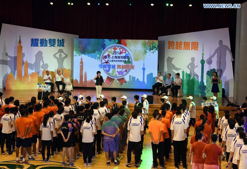 Photo taken on Aug. 22, 2016 shows the opening ceremony of Taipei-Shanghai students sports festival held at Yang Ming Senior High School in Taipei, southeast China's Taiwan. The students’ sports festival marked the opening of the 2016 Taipei-Shanghai City Forum. [Photo: Xinhua/Song Zhenping]