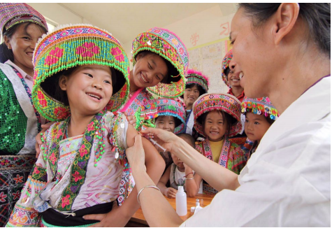 A child of Miao ethnic minority receives measles vaccine at a vaccination site in Multi-ethnic Autonomous County of Longlin, southwest China's Guangxi Zhuang Autonomous Region, Sept. 11, 2010. [file photo]