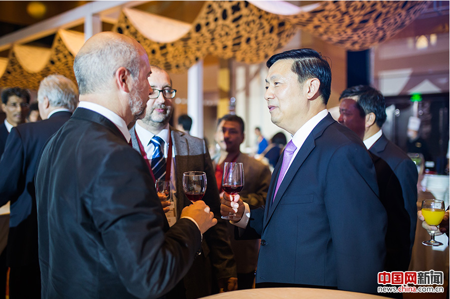 Guo Weimin, SCIO vice minister, talks with international guests to the International Seminar on the Belt and Road Initiative during a reception banquet on Sept. 26 in Xi'an.