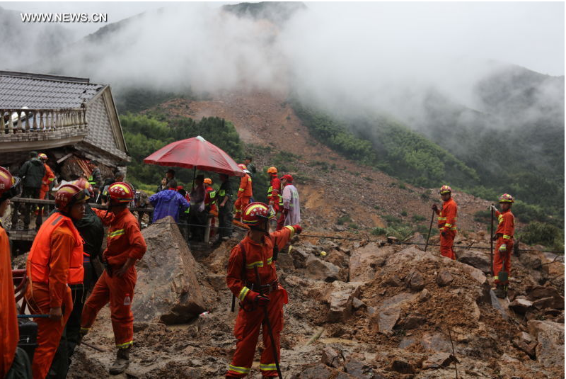 Rescuers work at the accident site after a landslide hit Suichang County, east China's Zhejiang Province, Sept. 29, 2016.[Photo/Xinhua]