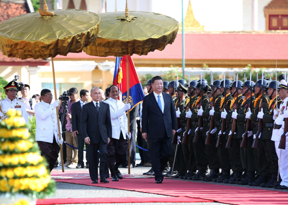 Chinese President Xi Jinping accompanied by Cambodian King Norodom Sihamoni, attends a red-carpet ceremony and inspects the guards of honor before their talks in Phnom Penh, capital of Cambodia, Oct. 13.